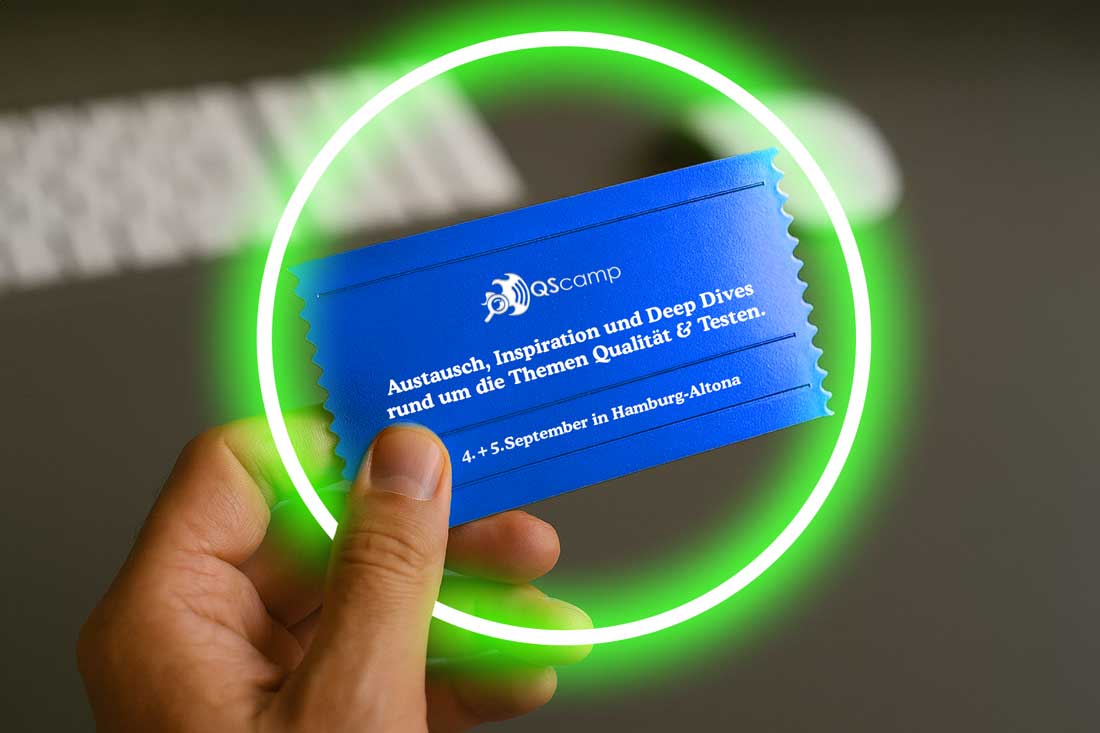 eine Hand hält ein blaues Ticket, auf dem das Barcamp Logo steht sowie der Claim.